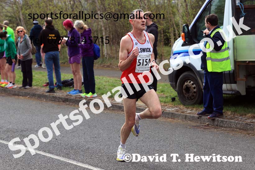 Senior mens relay, 2025 Elswick Harriers Good Friday Road Relays, Newburn, Newcastle upon Tyne. Photo: David T. Hewitson/Sports for All Pics